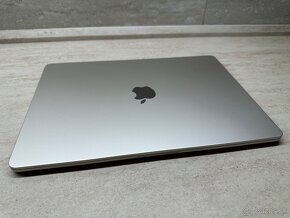 MacBook Air 15 (2024) M3 16 GB / 256 GB, záruka: 8.12.2025 - 11