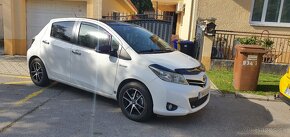 Toyota yaris 1.3 biela - 11