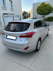 Hyundai i30 combi 1.6crdi model 2013 - 11