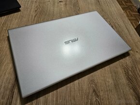 Obrovsky 17.3 palcovy asus X712E s 512gb ssd diskom 8gb ram - 11