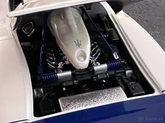 1:18 2005 MASERATI MC12 (V12) - Hotwheels - 11