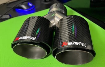 Nerezová  koncovka  výfku  carbon dizajn s logom: akrapovič - 11