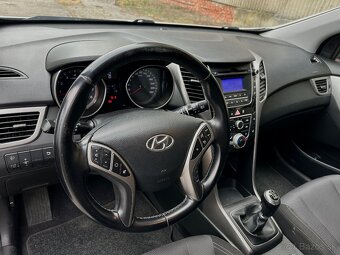 Hyundai i30 1.4, M6, benzín, senzory, výhrevy sedačiek - 11