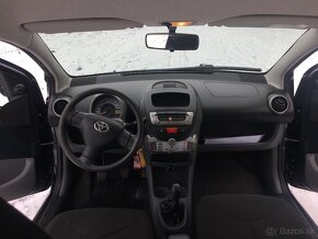 Predam Toyota Aygo rv 2011 1,0 5D 55kw benzín - 11