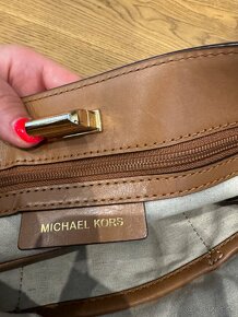 Michael Kors crossbody kabelka - 11