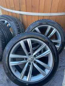 Predám letné pneu značky Pirelli  235/45 R18 + Alu disky WV - 11