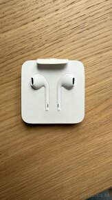 Predám iPhone 11 / 128 GB / čierna farba + EarPods - 11