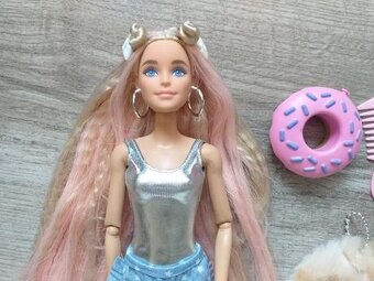 Bábika originál Mattel z filmu Barbie vo hviezdach - 11