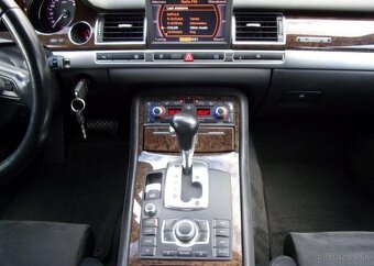 Audi S8 5.2 V10 331kW 4X4 212 000KM benzín automat 331 kw - 11