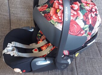 Cybex Cloud Z i-Size Spring Blossom Dark so zakladnou - 11