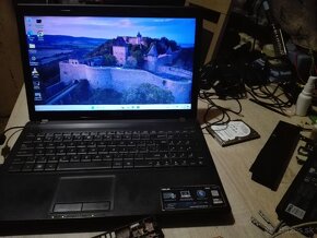 Asus. Intel B815. 15,6". SSD hybrid 500 GB. RAM 6 GB. - 11