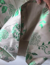 Saténovo pôsobiace krémové šaty so svetlo zelenými kvetmi - 11