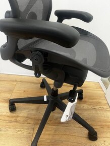 Herman Miller Aeron Remastered New - 11