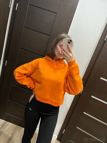 Oranžová croptop mikina s kapucňou - 11