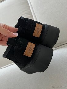 Čierne Ugg platform mini dámske čizmy - 11