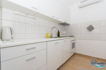 Trogir, Čiovo – zariadený apartmán s výhľadom na more - 11