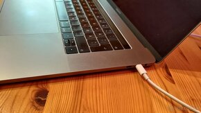 macbook pro 15" 32GB ram 1TB ssd - 12