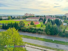 V Lučenci na predaj 3 izbový byt, nechýba loggia, špajza, 2x - 12