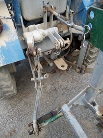 Traktor so silnou hydraulikou - 12