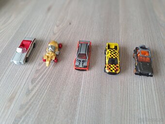 Kufrík a 50 Hot Wheels autičok - 12