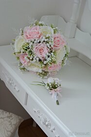 Svadobná kytica bielo-ružová s pierkom pre ženícha - 12