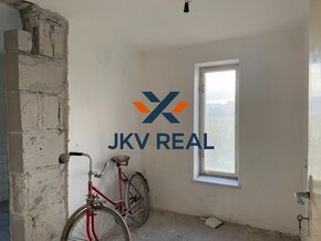 JKV REAL ponúka na predaj dvojpodlažný RODINNÝ DOM v obci Če - 12