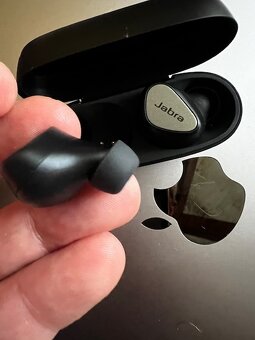 JABRA Elite 5 ČIERNE + stuple /SUPER CENA/ - 12