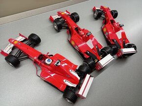 3x F1 FERRARI F2001 a F399 SCHUMACHER HOTWHEELS 1:18 - 12