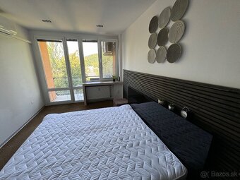 - 2-izbový štýlový moderne zariadený byt s loggiou a balkóno - 12