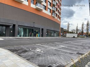 Prenájom nadštandardných obchodných priestorov s parkovaním  - 12