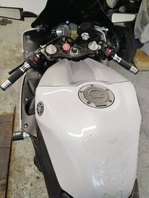 Yamaha R1 rn22 - 12