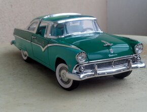 1:18 Ford Crown Victoria, De Soto Adventurer - 12