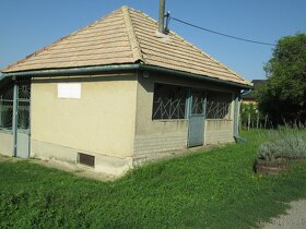 Predmet: pivničny domček a pozemky - 12