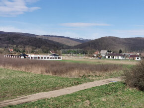 HANISKA - POSLEDNÝ stavebný, slnečný a rovinatý pozemok s IS - 12