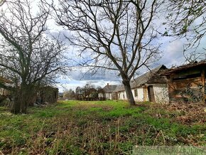 Rovinatý pozemok o rozlohe 2061m2 so starším rodinným domo - 12