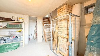 Stavebný pozemok v Baške (393 m²) s chatkou – ideálny na rek - 12