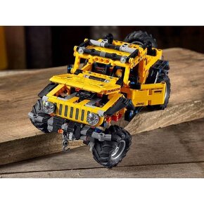 Predám LEGO Technic 42122 Jeep Wrangler - 12