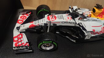 Max Verstappen - Red Bull Racing - Minichamps white 1:18 - 12