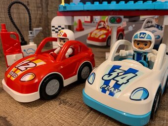 Predám Lego DUPLO 10947 - Pretekárske autá - Race Cars - 12