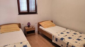 CHORVÁTSKO - Dom so siedmimi apartmánmi - PAG, Povljana - 12