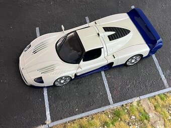 1:18 2005 MASERATI MC12 (V12) - Hotwheels - 12