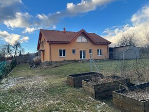 Ponúkam na predaj veľký rodinný dom - 12