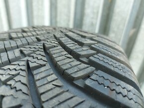 Prakticky nové zimné pneu Hankook - 195/60 r16 89H - 12