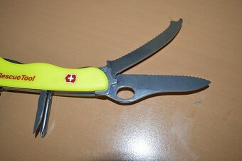 predam novy nozik Victorinox Rescue Tool - 12