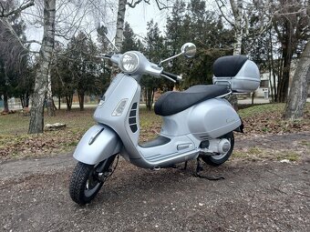 Piaggio Vespa GTS 250 - 12