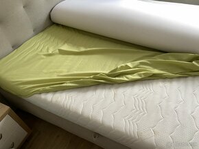 KOMPLET - kvalitna postel a 3 kvalitne matrace so stolikmi - 12