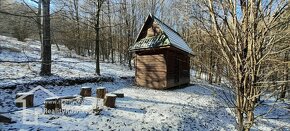 Záhradná chatka pri obci Krásnohorská Dlhá Lúka. - 12