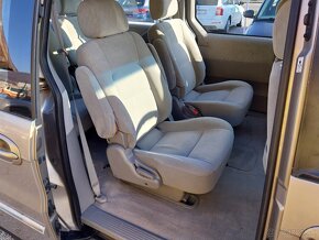 Kia Carnival - 12