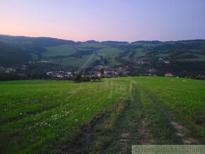 Väčší rekreačný pozemok s výhľadom na obec Zubák - 12