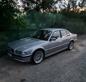 BMW 735i E38 V8 - 12